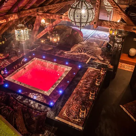 Bijou / And Romance מלון